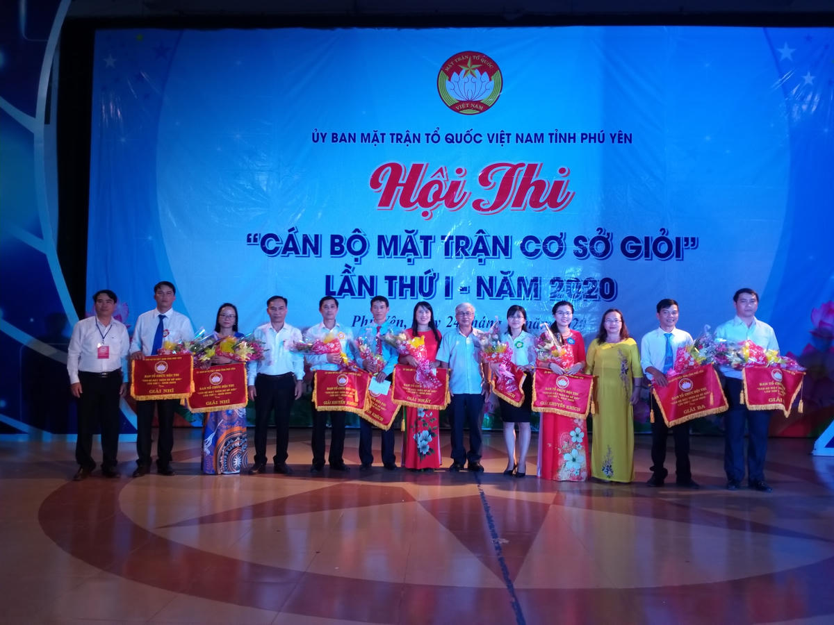 Ông Nguyễn Quốc Hoàn, Chủ tịch Ủy ban MTTQVN tỉnh Phú Yên , trao cờ và hoa cho các đội thi.