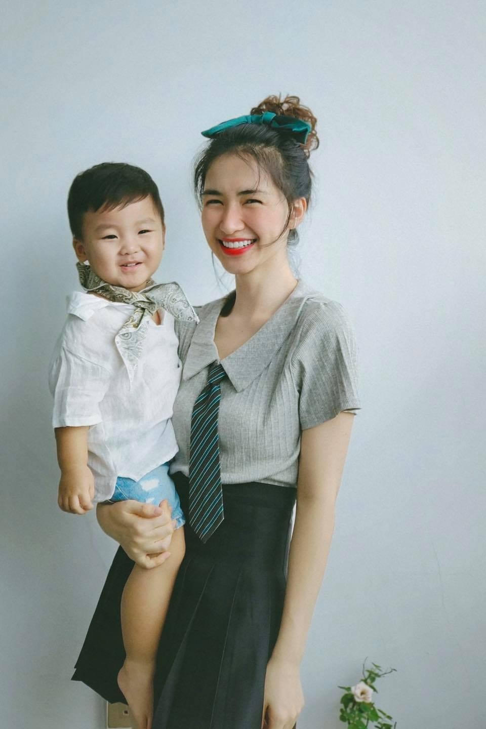 Với áo droptop và chân váy trong Hòa Minzy giống chị của em Bo hơn.