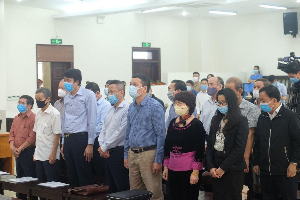 Các bị cáo tại toà.