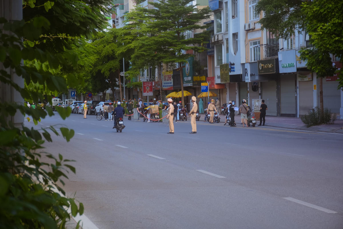 Đại tá Nguyễn Hồng Ky, Phó Giám đốc Công an TP cho biết: Hà Nội đã kiểm soát tình hình dịch bệnh rất tốt thời gian qua. Tuy nhiên, vài ngày gần đây còn có hiện tượng người dân ra đường tương đối đông. Công an TP bố trí 6 tổ công tác làm nhiệm vụ trên các tuyến đường xuyên tâm với quyết tâm cao kiểm soát chặt lượng người tham gia lưu thông trên đường không đúng đối tượng để xử lý nghiêm.