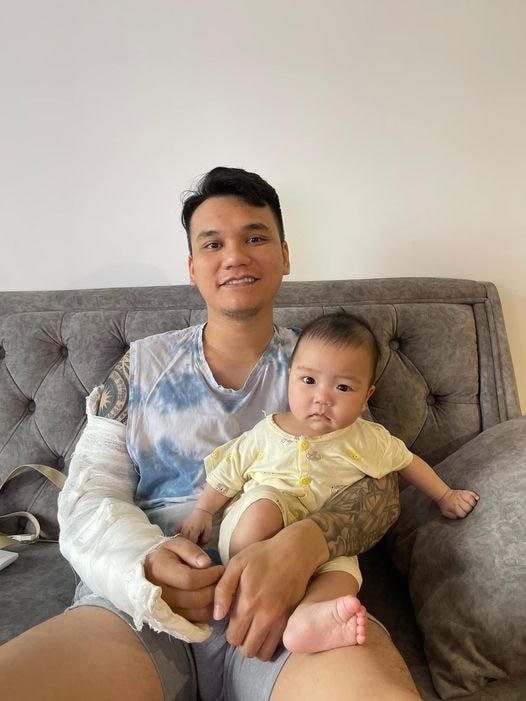 Khắc Việt ngụ ý: “Kỳ nghỉ lễ dài” khi vừa trải qua tai nạn gãy tay.