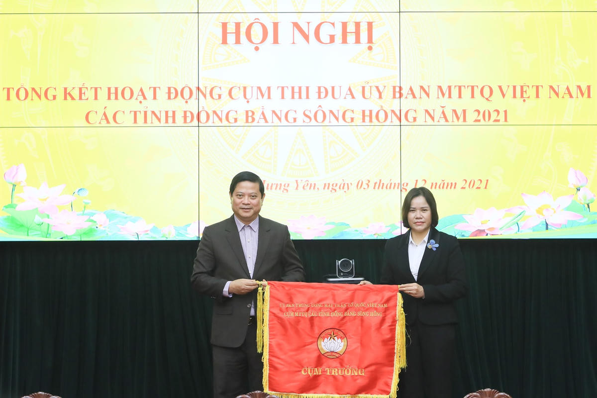 Bàn giao cụm trưởng Cụm thi đua các tỉnh Đồng bằng sông Hồng năm 2022 cho Ủy ban MTTQ Việt Nam tỉnh Ninh Bình.