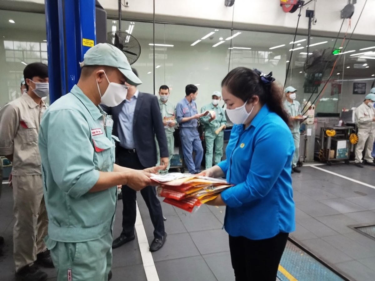 Liên đoàn lao động TP Hà Nội yêu cầu rà soát lập danh sách, hỗ trợ những lao động không thể về quê ăn Tết. (Ảnh minh họa: Báo Nhân Dân).