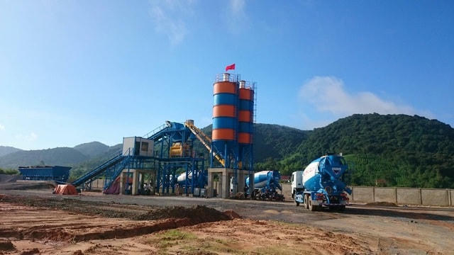 Hoạt động của trạm trộn bê tông thương phẩm của Công ty CP bê tông Phủ Quỳ bị đình chỉ hoạt động 6 tháng (Ảnh: T.T).