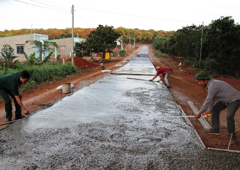 Bà con góp công sức làm đường dân sinh.