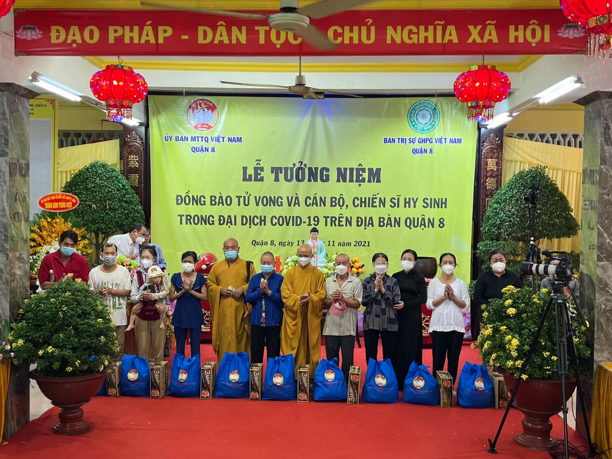 Trao quà cho người dân gặp khó khăn bởi đại dịch tại Lễ tưởng niệm đồng bào và cán bộ chiến sĩ hy sinh, tử vong trong đại dịch Covid-19 ở quận 8, TP.HCM.