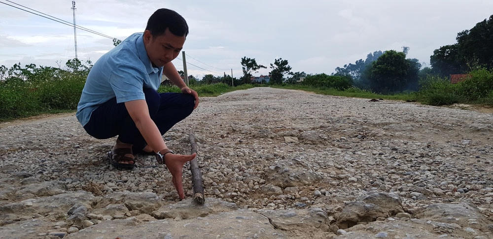 Ông Trịnh Duy Phương, Phó Chủ tịch UBND xã Thiệu Long tại một đoạn trên tuyến đê.