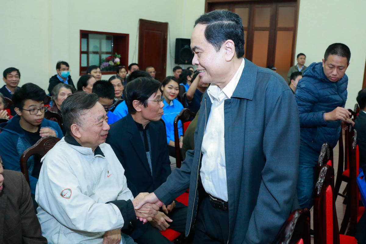 Ủy viên Bộ Chính trị, Chủ tịch UBTƯ MTTQ Việt Nam Trần Thanh Mẫn gặp gỡ cử tri tại Hội nghị. Ảnh: Quang Vinh.