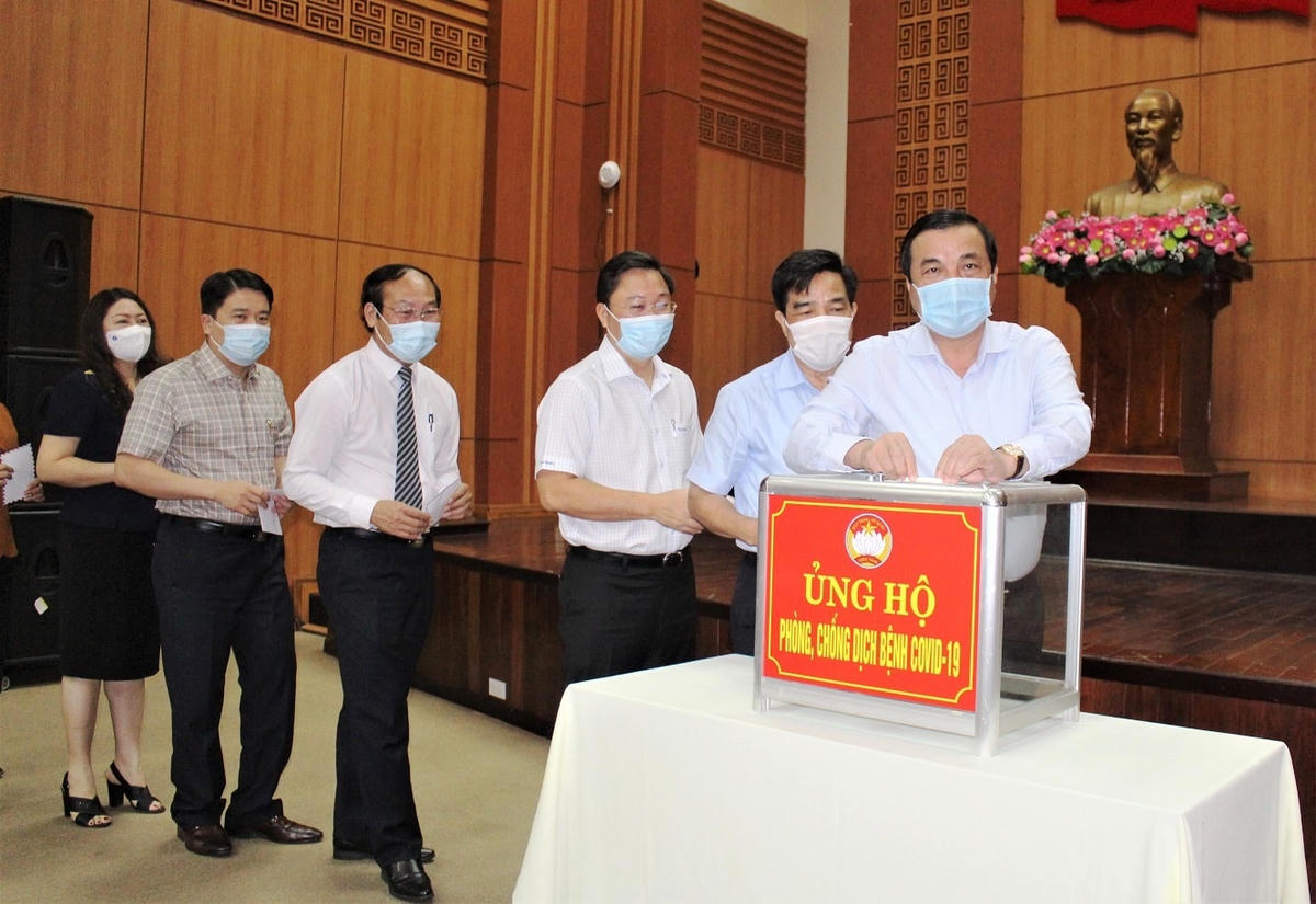 Lãnh đạo tỉnh Quảng Nam quyên góp tiền ủng hộ phòng, chống dịch Covid-19.