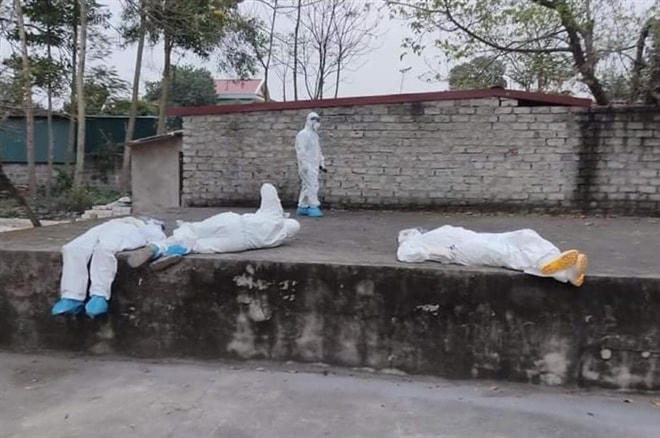 Tranh thủ nghỉ ngơi mọi nơi sau những giờ làm việc vất vả. (Ảnh: H.Y.).