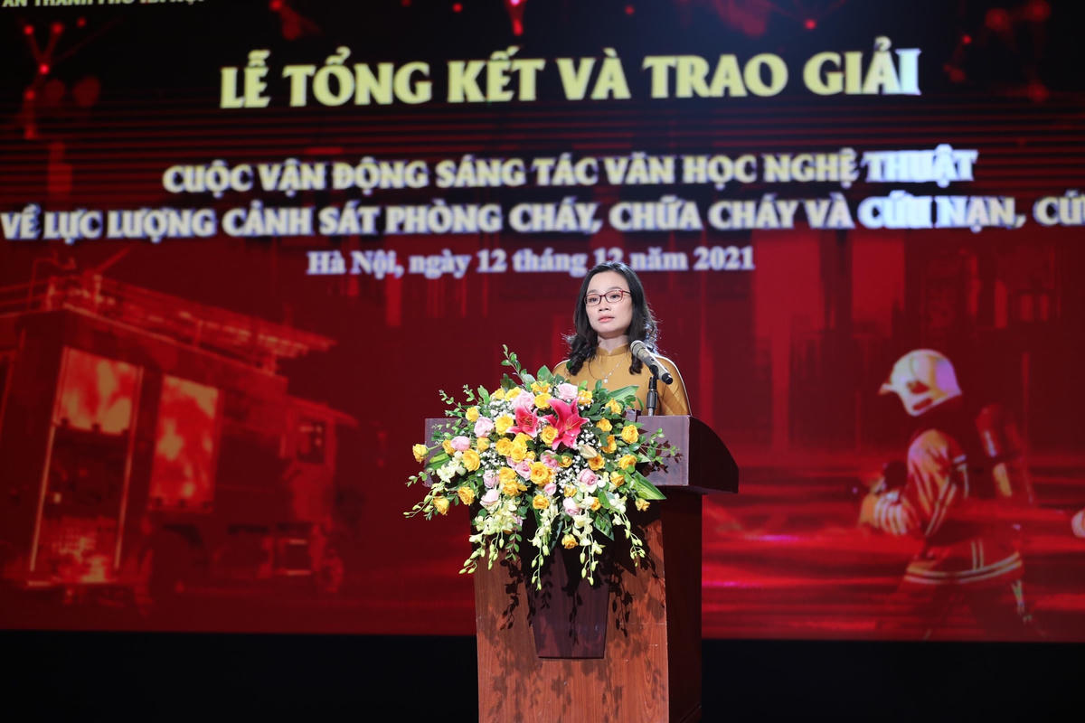 Nhà báo Vương Minh Huệ, Tổng Biên tập Tạp chí Người Hà Nội phát biểu tại lễ tổng kết và trao giải. Ảnh: Thanh Tùng.