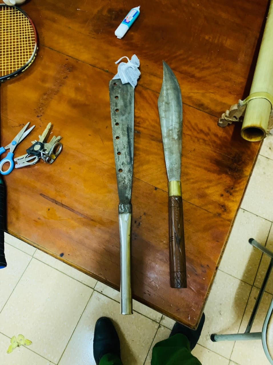 Hung khí Đạt và Linh mang theo để "tỷ thí võ công".