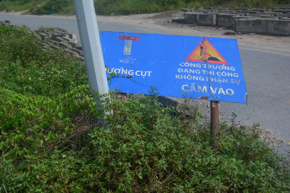 Biển báo thi công dự án nghiêng ngả theo thời gian.