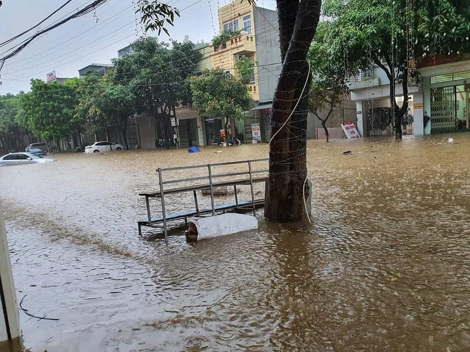 Nước mưa nhấn chìm đường Lê Thanh, TP.Lào Cai. Ảnh: Thanh Niên.