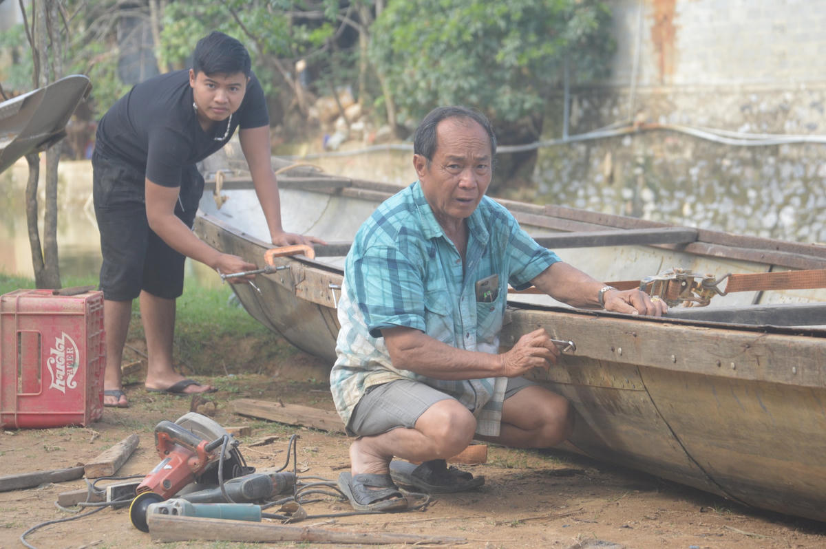 Ngày thường của hai ông cháu Bình “đò”.