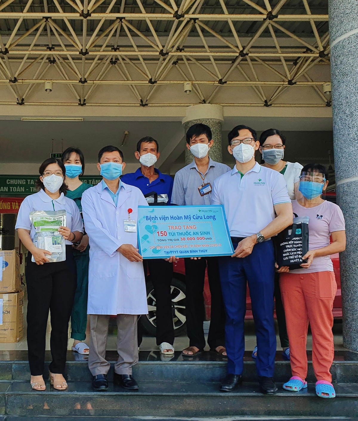 Trao túi thuốc an sinh tại Bệnh viện dã chiến tại Trung tâm y tế quận Bình Thủy.