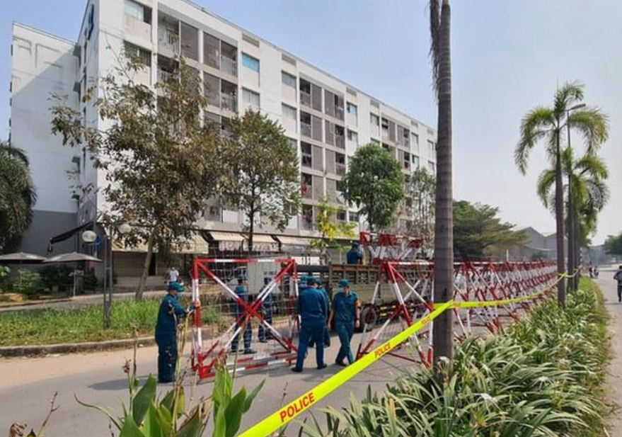 Khu Chung cư Ecohome 4, TP Thuận An, Bình Dương - nơi sinh sống của BN1979 là nhân viên sân bay Tân Sơn Nhất bị phong toả. Nguồn: Báo Tuổi trẻ.