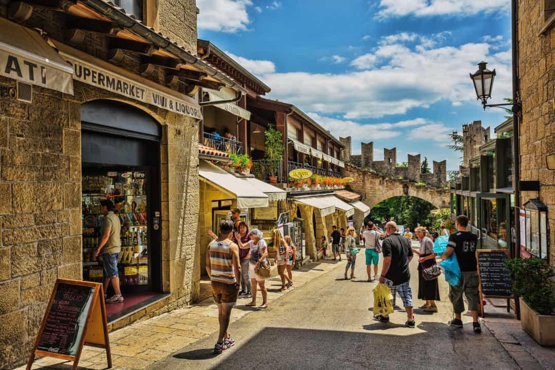 San Marino là một quốc gia nhỏ khác nằm trong nước Ý, nó được bao quanh hoàn toàn bởi Ý và không có đường bờ biển. Nhiều người coi đây là quốc gia lâu đời nhất trên thế giới, được thành lập vào năm 301.  
