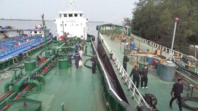Lực lượng công an khống chế nhóm đối tượng. Ảnh: CAĐN