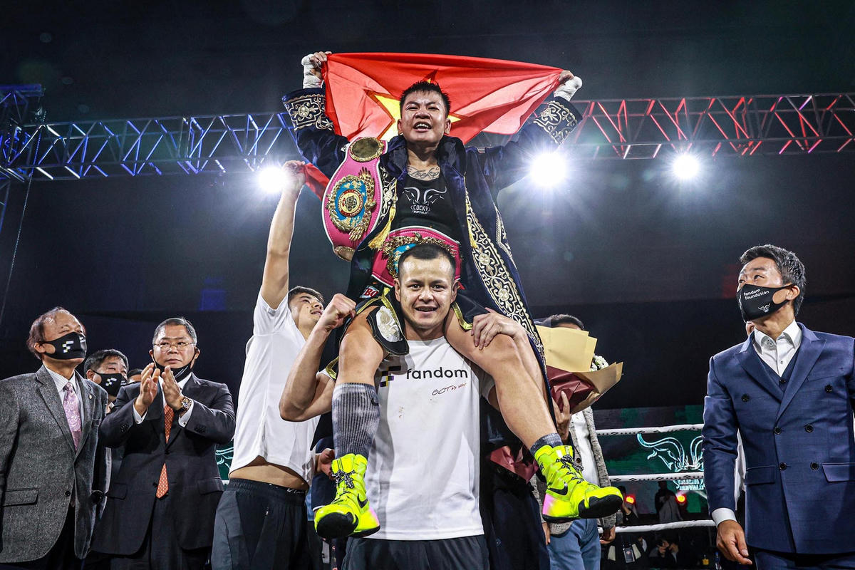 Nữ võ sĩ Thu Nhi với chiếc đai WBO thế giới hạng minimum.