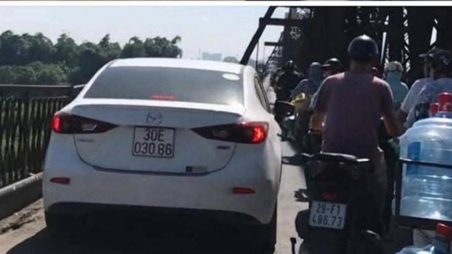 Ô tô 30E-030.86 vi phạm đi lên cầu Long Biên.