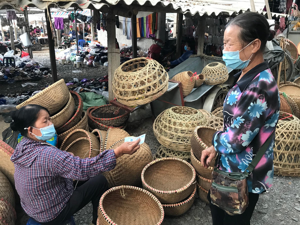 Khu vực bán đồ mây, tre, đan. Ảnh: Việt Khánh.