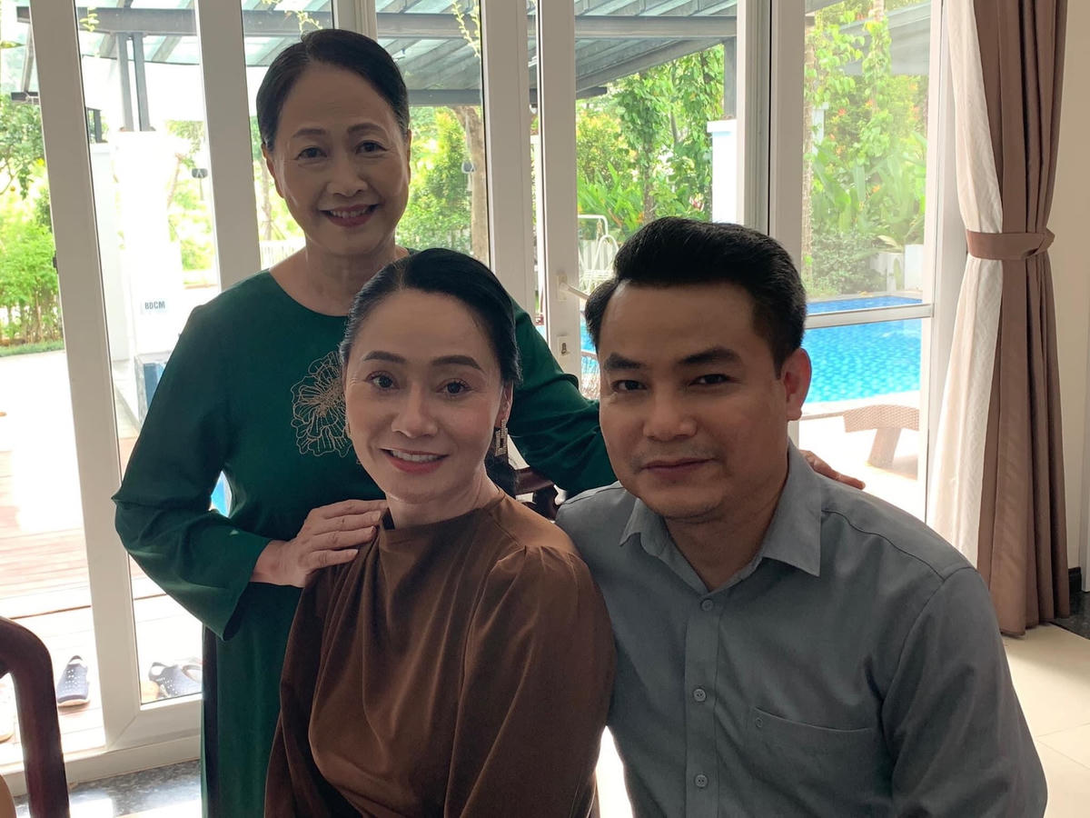 Dàn diễn viên phim ‘Hương vị tình thân’ bịn rịn chia tay nhau