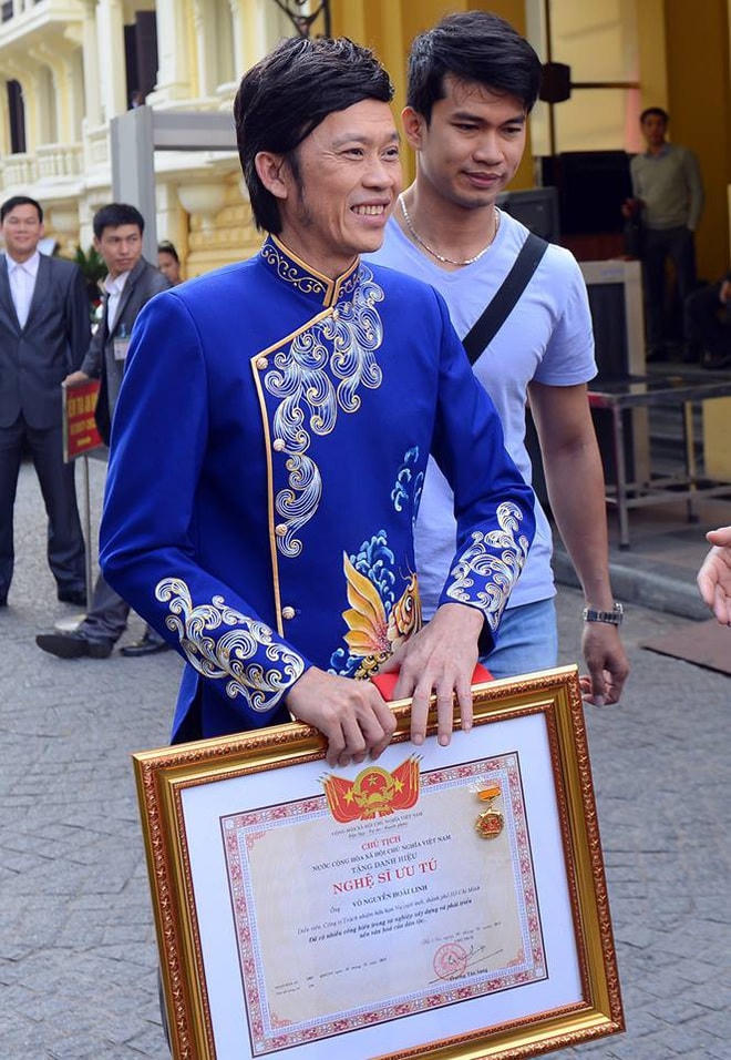 Nghệ sĩ Hoài Linh nhận danh hiệu NSƯT đầu năm 2016 tại Hà Nội. Ảnh: T.T.  