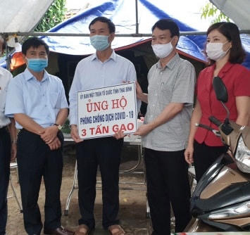 Ông Phan Văn Thưởng, Phó Chủ tịch Ủy ban MTTQ Việt Nam tỉnh Thái Bình trao gạo hỗ trợ cho đại diện nhân dân thôn Bùi.