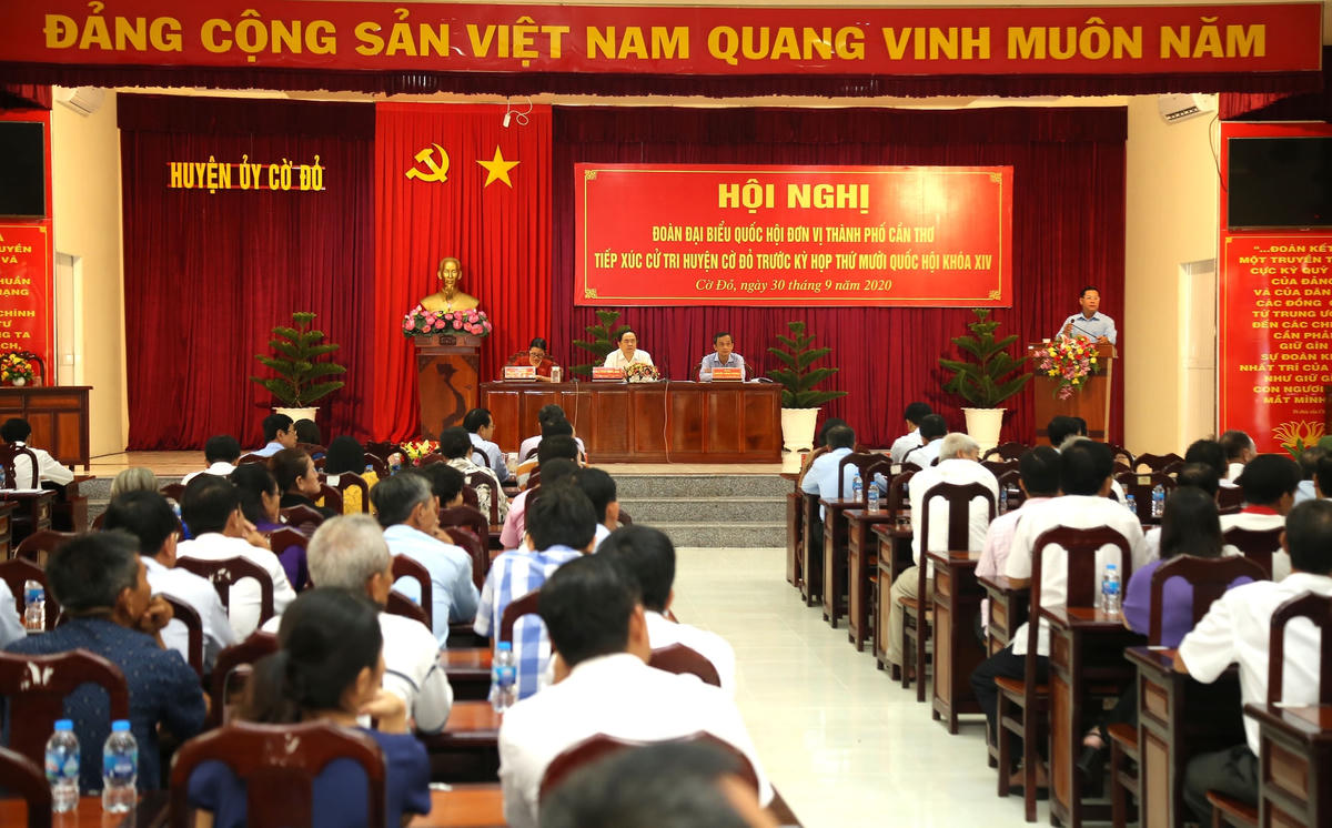 Quang cảnh buổi tiếp xúc cử tri tại huyện Cờ Đỏ.