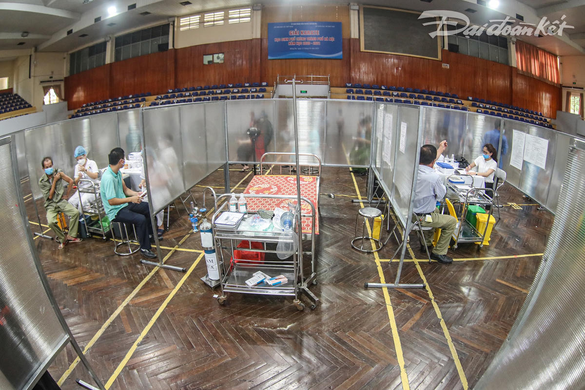 Cabin có hệ thống cấp cứu nhanh tại chỗ với đầy đủ trang thiết bị y tế để cấp cứu kịp thời sau tiêm được đặt giữa khu vực tiêm.