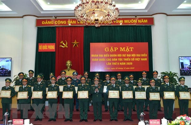 Đại tướng Ngô Xuân Lịch, Bộ trưởng Bộ Quốc phòng trao tặng Bằng khen cho 25 cá nhân. (Ảnh: Minh Tuấn/TTXVN phát).