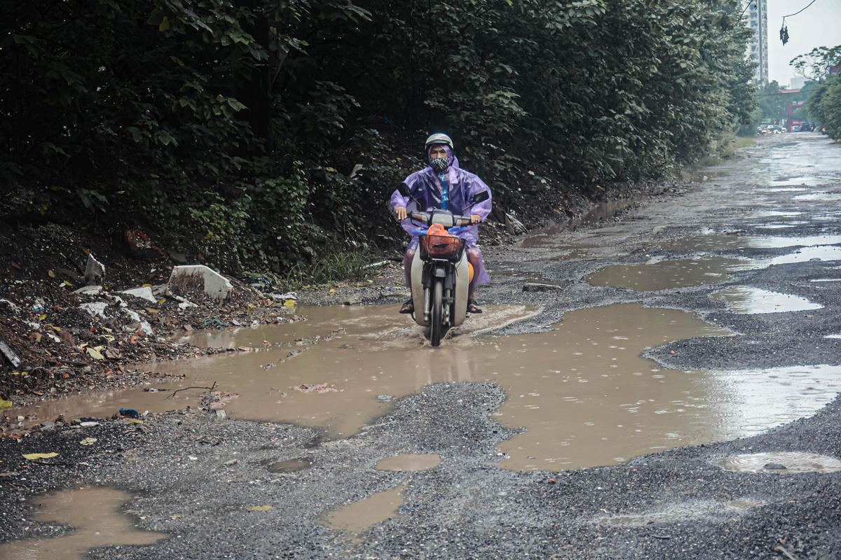 UBND phường Định Công cho biết, đây là tuyến đường nội bộ của các dự án trong khu vực, chủ đầu tư chưa triển khai xây dựng đường giao thông nội bộ nên đường vẫn trong tình trạng xuống cấp. UBND phường Định Công đã gửi nhiều văn bản kiến nghị lên các cấp có thẩm quyền cũng như Công ty CP Kinh doanh phát triển nhà và đô thị Hà Nội cùng những chủ đầu tư có liên quan, đề nghị sớm tiến hành thi công đồng bộ các dự án trong đó có tuyến đường Nguyễn Cảnh Dị, phục vụ nhu cầu đi lại của nhân dân.