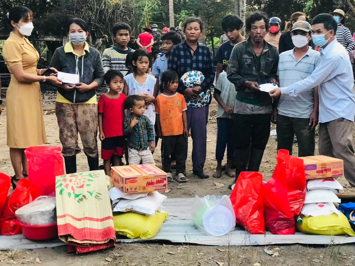 Các ban, ngành, đoàn thể xã Krông Na đến thăm hỏi, động viên người dân, cố gắng vượt qua khó khăn vươn lên trong cuộc sống.