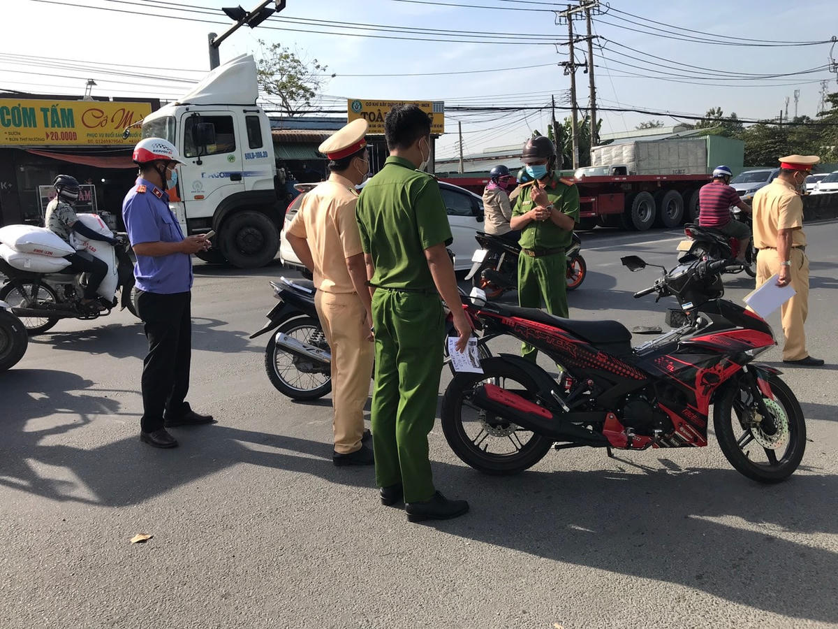 Lực lượng chức năng khám nghiệm hiện trường. Ảnh: TL.