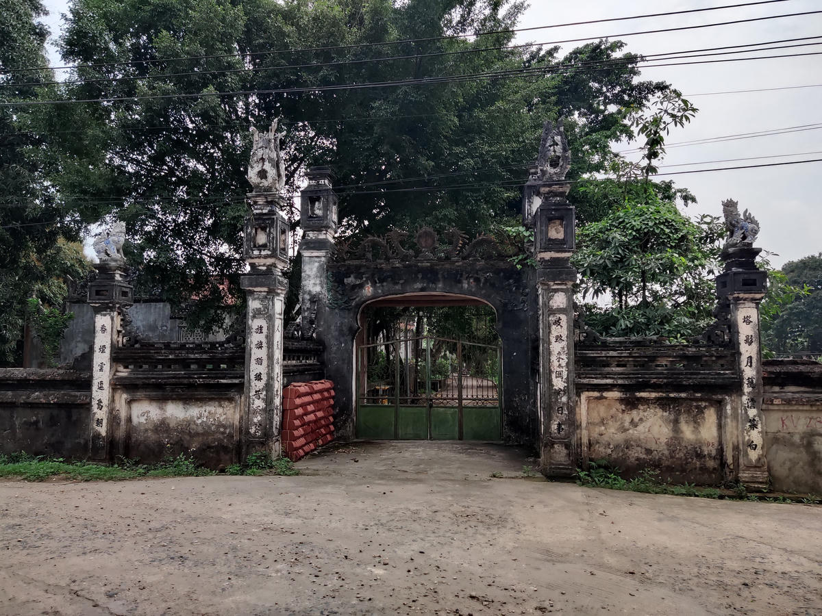 Cổng đền thờ Đỗ (Trần) Khắc Chung.