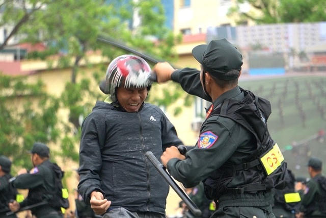                       Cảnh sát chống bạo động dùng khiên biểu diễn đấu đối kháng.