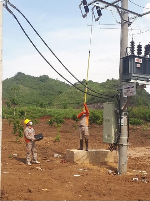 Công nhân Điện lực Sông Mã thực hiện đóng điện vào trạm biến áp Ten Ư.