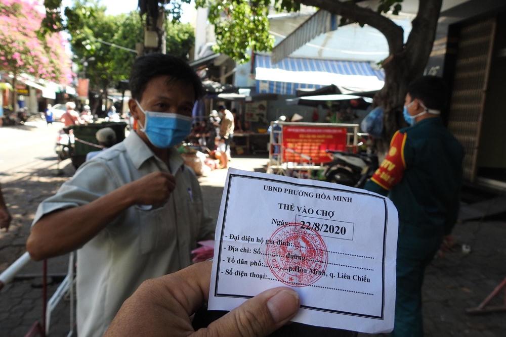 Thẻ trắng vào chợ được cấp cho các hộ dân. Ảnh B.Nguyên.