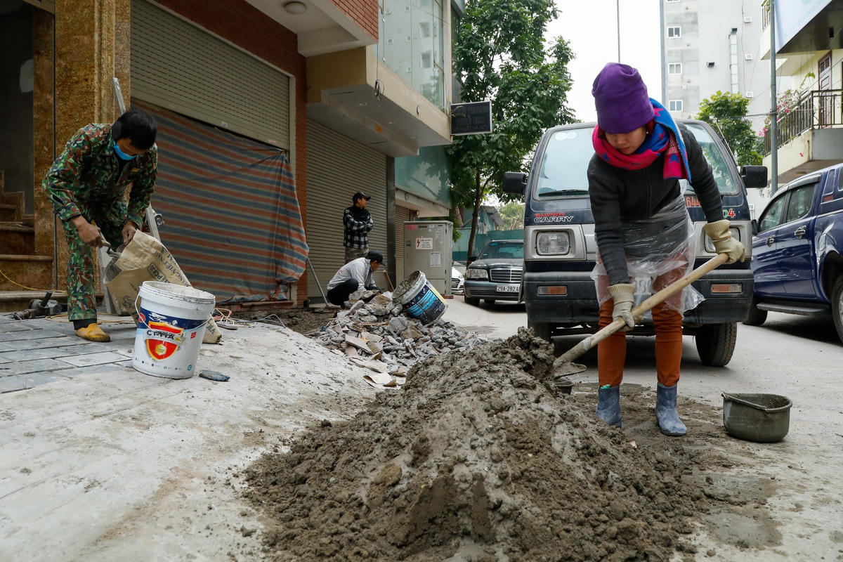 Làm việc trong những ngày giá rét. Ảnh: Phạm Quang Vinh.