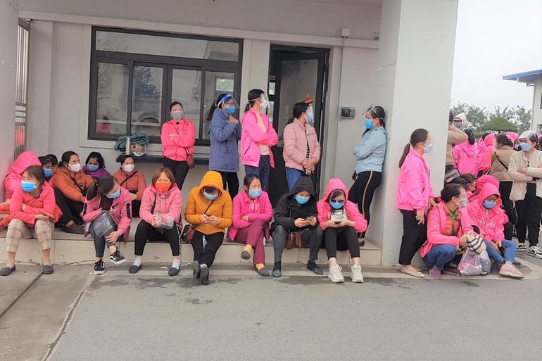 Chiều muộn hôm nay (11/2), hàng nghìn công nhân vẫn tập trung tại khuôn viên của Công ty.