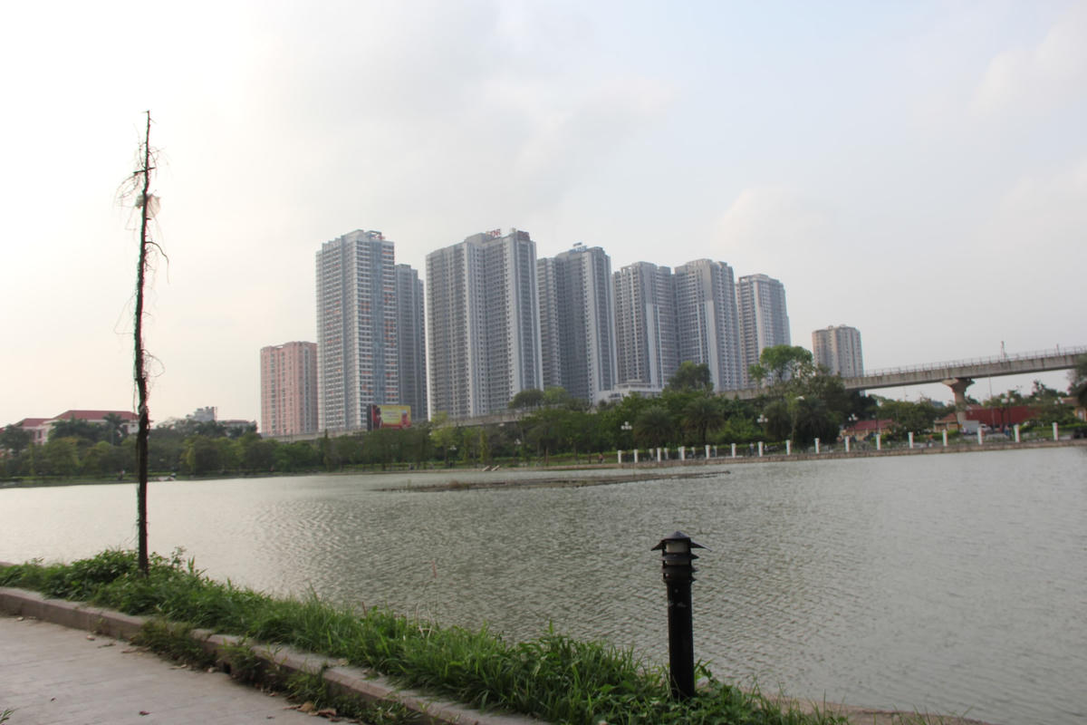 Hà Nội: Nguy hiểm rình rập từ những đèn điện trong công viên nghìn tỷ