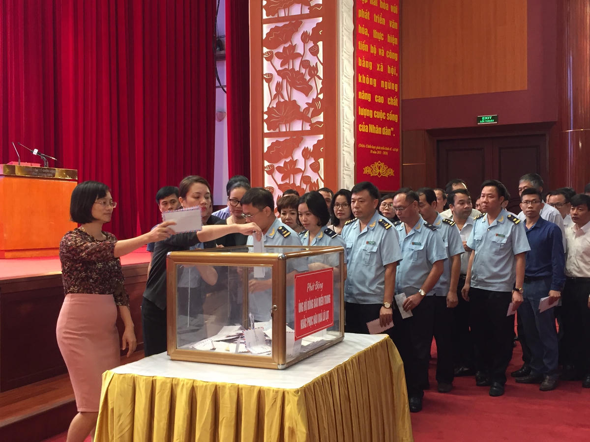 Hơn 600 cán bộ, viên chức trên địa bàn tỉnh đã dành ít nhất một ngày lương của mình để ủng hộ đồng bào miền Trung.