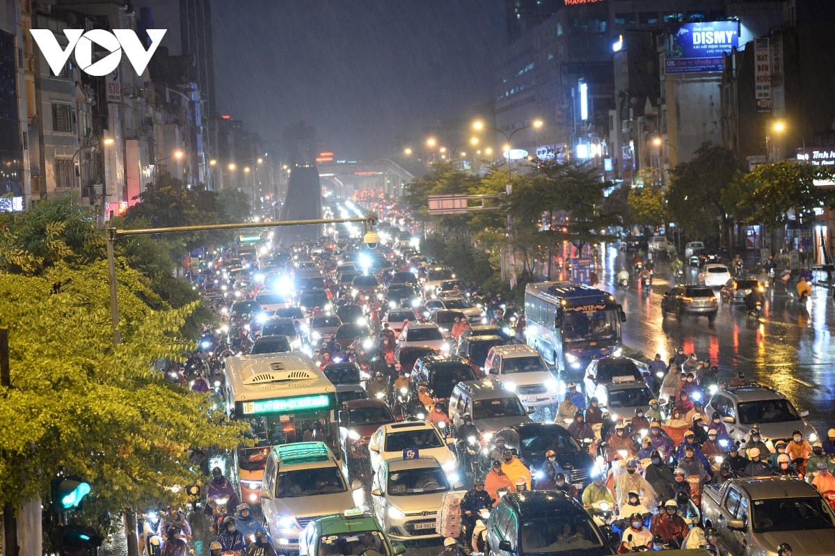 Tại khu vực đường Trường Chinh hướng tới Ngã Tư Sở ùn tắc kéo dài nhiều giờ do mưa lạnh vào giờ tan tầm.