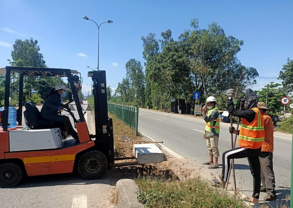 Lực lượng chức năng đóng lối đi tự phát ở đường tránh Nguyễn Hoàng.