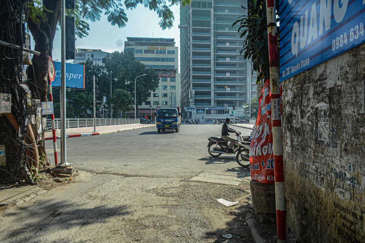 Cây cầu Yên Hòa nằm đối diện ngõ 381 Nguyễn Khang, con ngõ này hiện có chiều dài khoảng 330 m kéo dài từ cầu Yên Hòa đến nút giao với ngõ 155 Cầu Giấy, có lưu lượng người tham gia giao thông qua lại lớn, vào các khung giờ cao điểm thường xuyên xảy ra ùn tắc giao thông. Vì vậy, cầu Yên Hòa mới hy vọng sẽ đáp ứng tốt nhu cầu giao thông trong khu vực, giảm tải ùn tắc giao thông cho người dân đi lại giữa quận Cầu Giấy và Đống Đa.