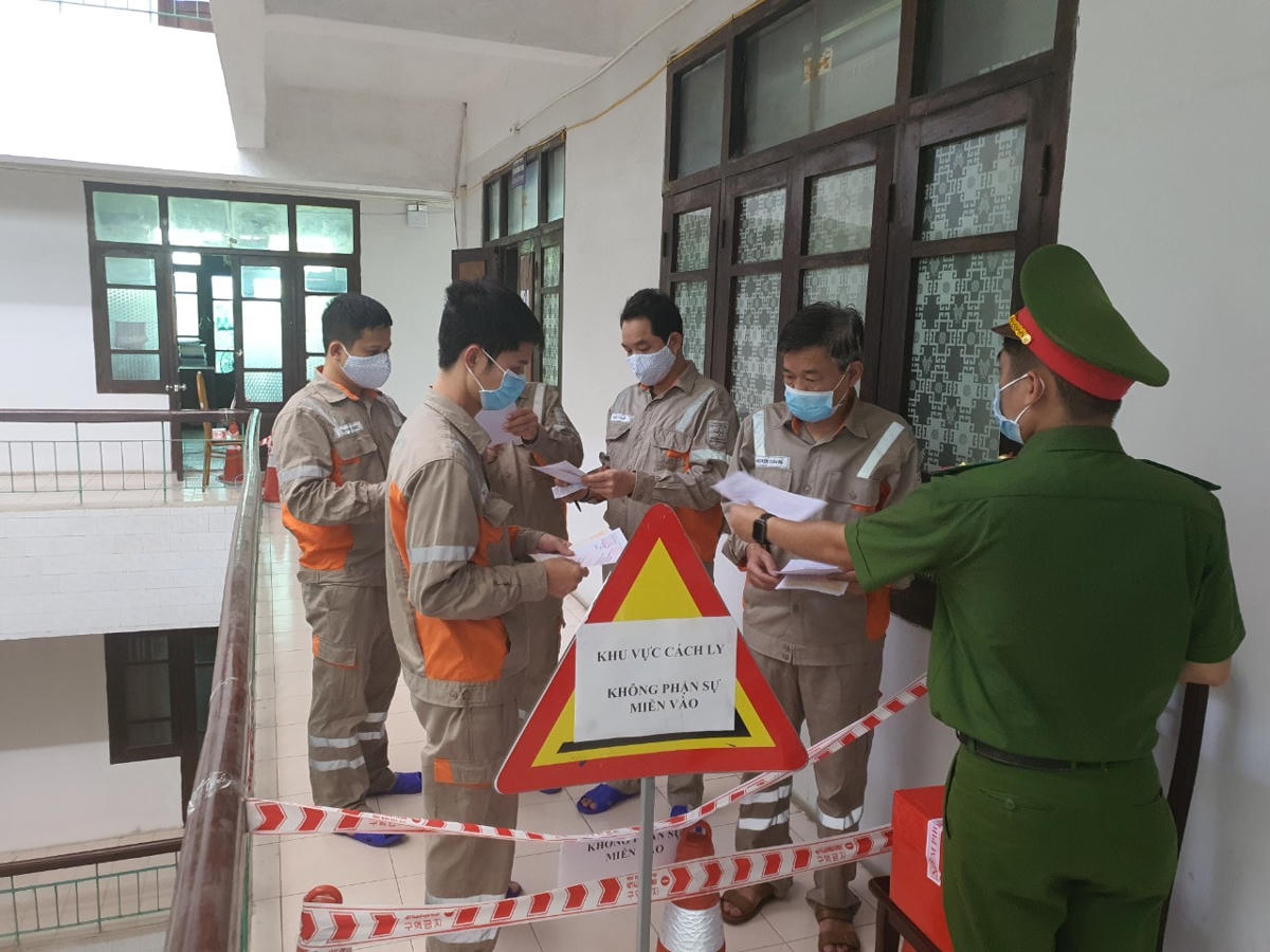 Việc bầu cử trong khu cách ly có sự giám sát của lực lượng an ninh.
