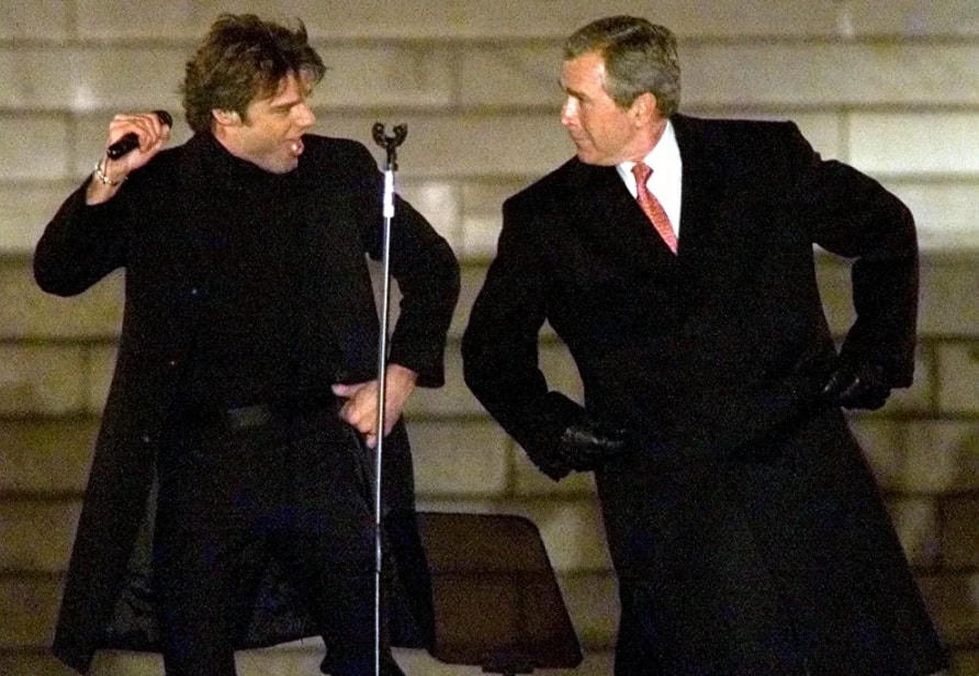 Tổng thống George W Bush khiêu vũ với ca sĩ Ricky Martin trong Lễ nhậm chức Tổng thống tại Đài tưởng niệm Lincoln ở Washington DC, ngày 18/1/2001.