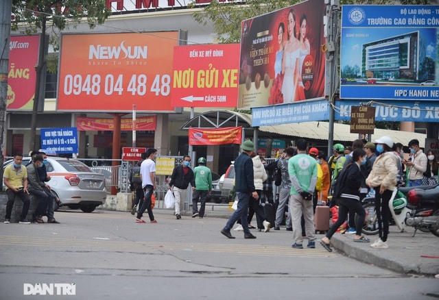Còn tại khu vực cổng bến xe Mỹ Đình, thời điểm cận Tết, nhiều người bắt đầu đón xe về quê.