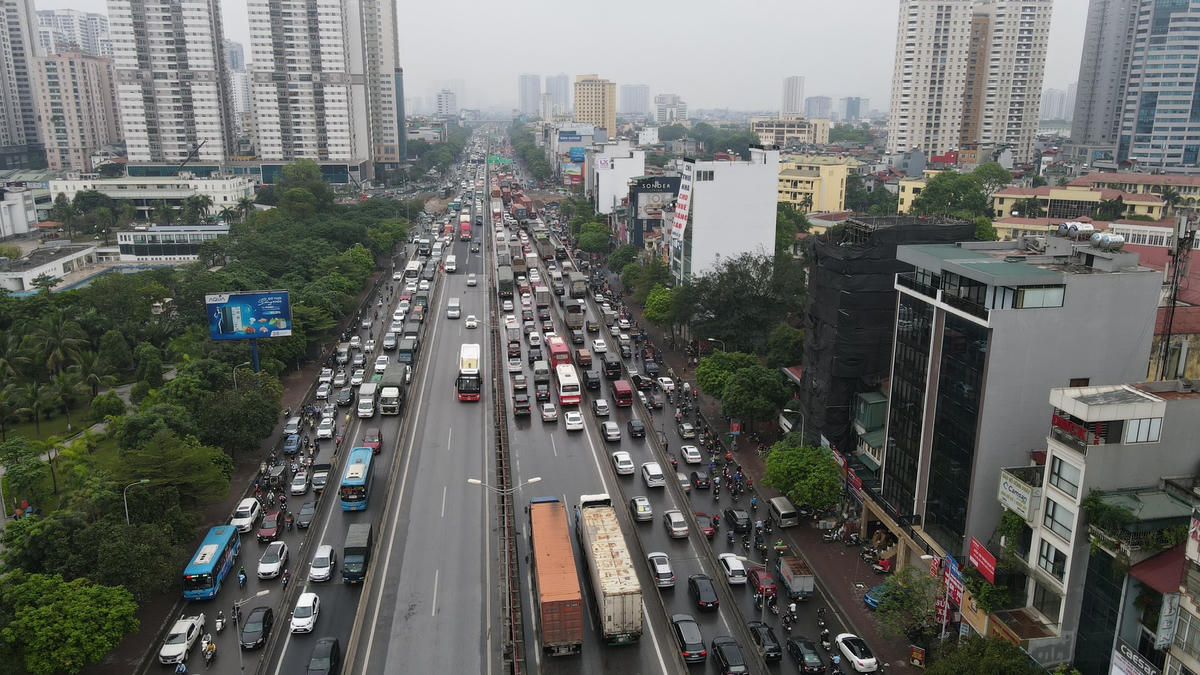Do là ngày cuối làm việc trước kỳ nghỉ lễ nhiều tuyến đường đã bắt đầu quá tải.